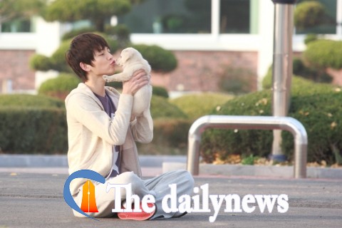 숙명의 라이벌! 꽃미남 송중기 VS 강아지 장군이